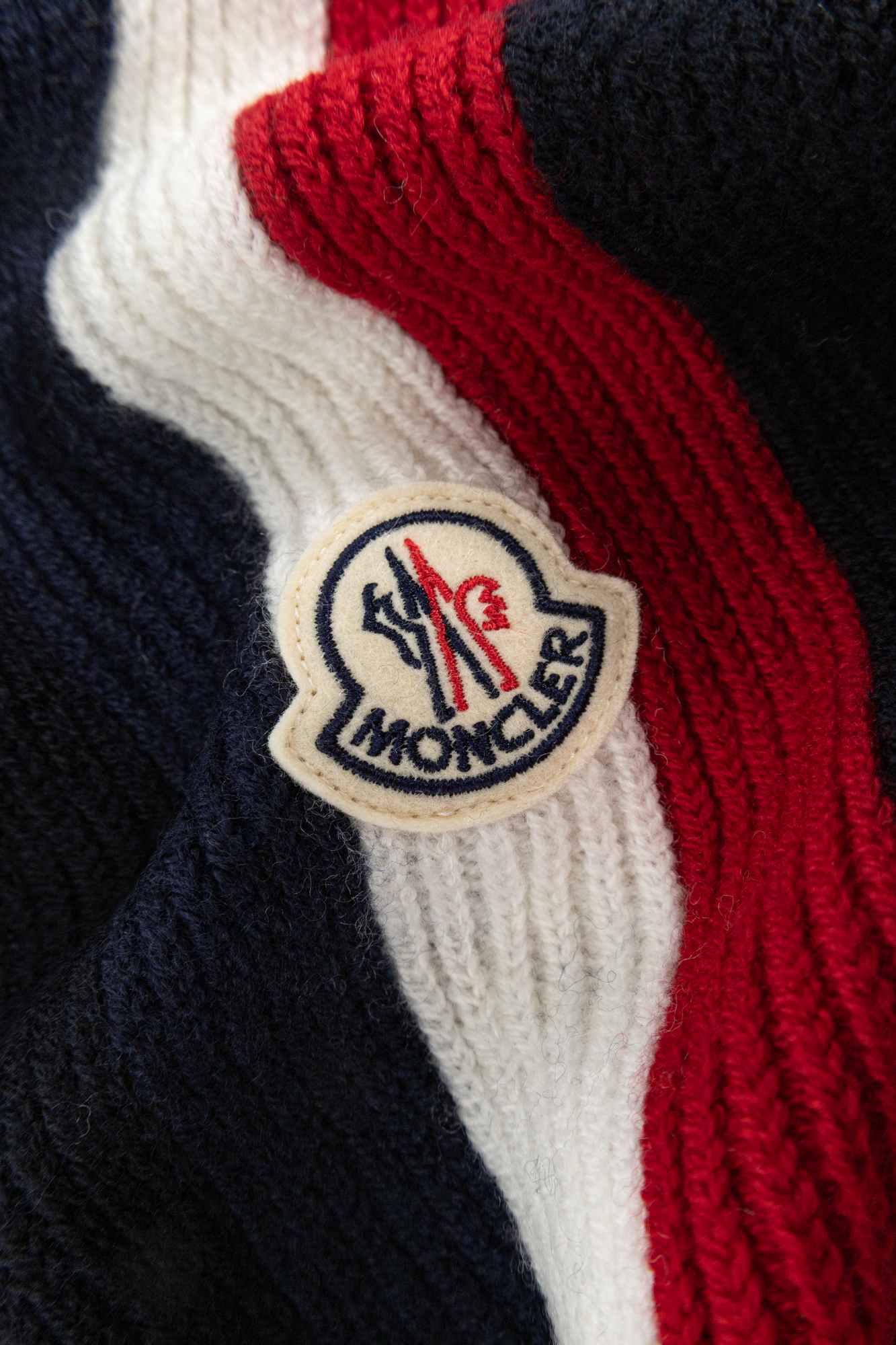 MONCLER モンクレール　マフラー白　青　赤 Moncler Wool scarf with fringes | Men's | Vitkac